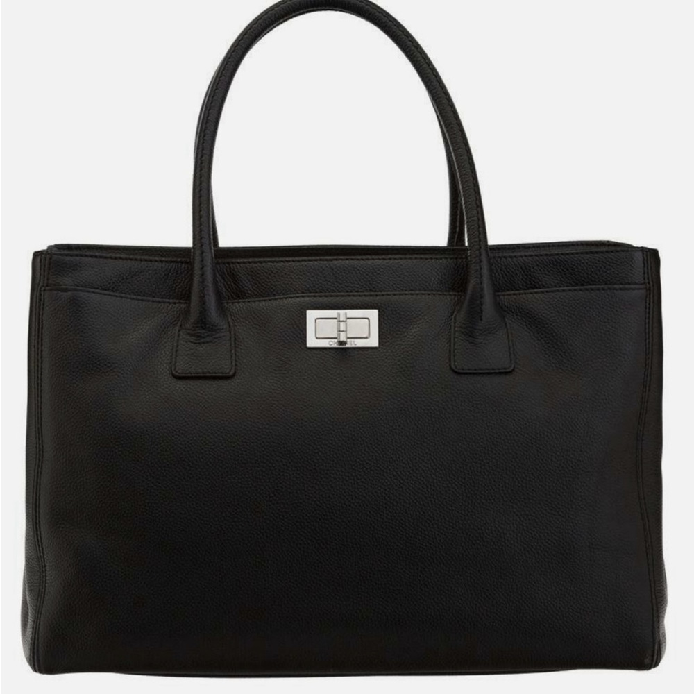 Chanel shopping Bag Cavier in the color black